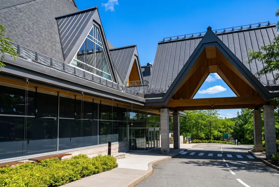 L'entrée du Casino de Mont-Tremblant sous son auvent de bois